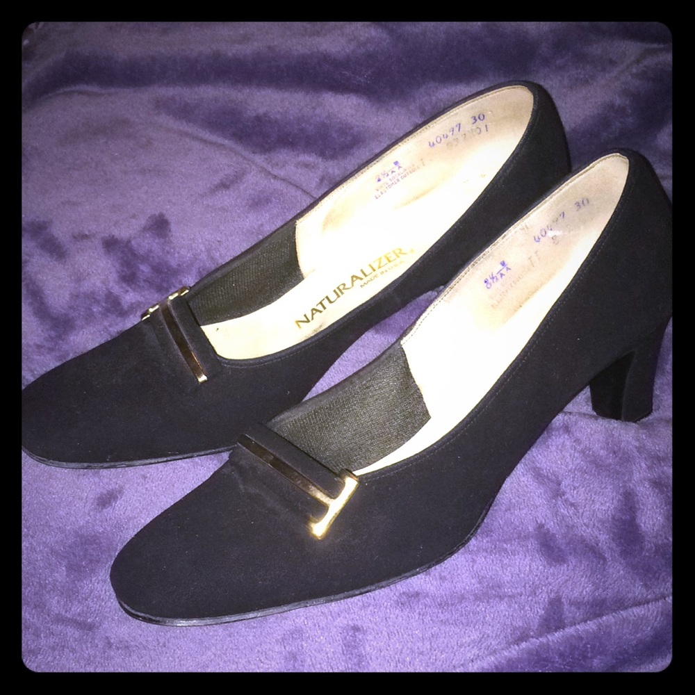 Vintage Naturalizer suede heels